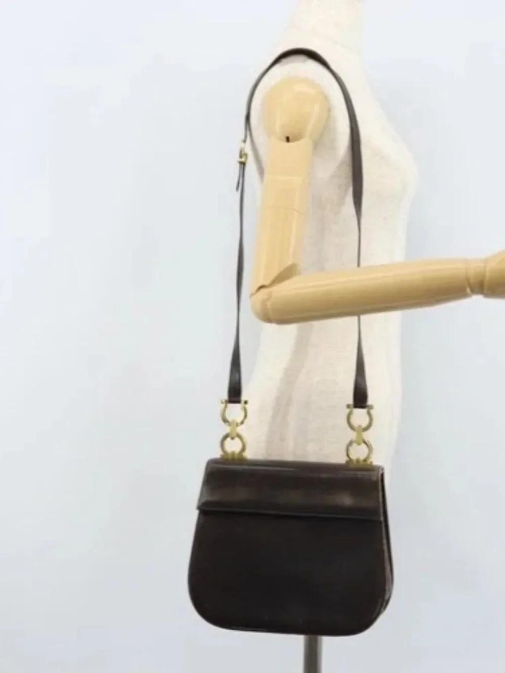 Salvatore Ferragamo Gancini Shoulder Bag Leather Dark Brown Gold Auth LNZ544